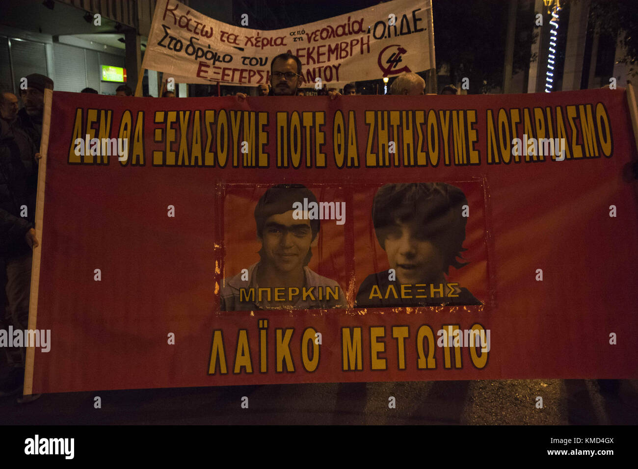 Athènes, Grèce. 6 décembre 2017. Une banderole représente Alexis Grigoropoulos(R) et Berkin Elvan, le garçon turc tué par un policier à Istanbul. Des gauchistes et des anarchistes ont manifesté pour commémorer Alexis Grigoropoulos, un étudiant de 15 ans abattu par un policier à Exarchia, dans le centre d’Athènes, le 6 décembre 2008. Crédit : Nikolas Georgiou/ZUMA Wire/Alamy Live News Banque D'Images