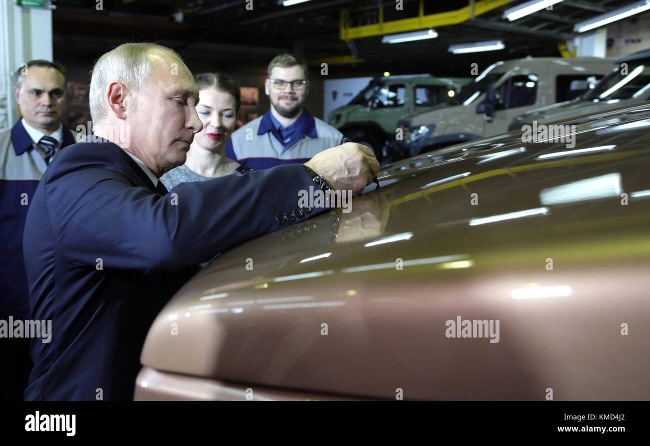 Nizhny Novgorod, Russie. 08Th dec 2017. Le président russe Vladimir Poutine signe le capot d'un véhicule lors d'une visite guidée de la ligne de production à l'usine automobile groupe gaz de l'usine de fabrication, le 6 décembre 2017 dans la région de Nizhny Novgorod, Russie. Poutine a visité l'usine et a félicité les travailleurs sur le 85e anniversaire. Credit : planetpix/Alamy live news Banque D'Images