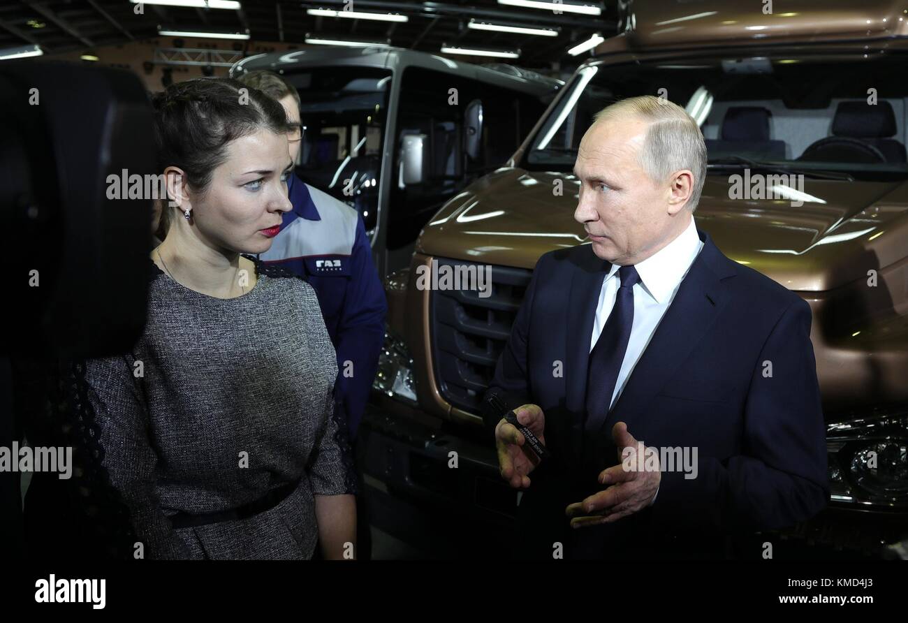 Nizhny Novgorod, Russie. 08Th dec 2017. Le président russe Vladimir Poutine parle avec la chaîne de montage au cours d'une visite de l'usine automobile groupe gaz de l'usine de fabrication, le 6 décembre 2017 dans la région de Nizhny Novgorod, Russie. Poutine a visité l'usine et a félicité les travailleurs sur le 85e anniversaire. Credit : planetpix/Alamy live news Banque D'Images