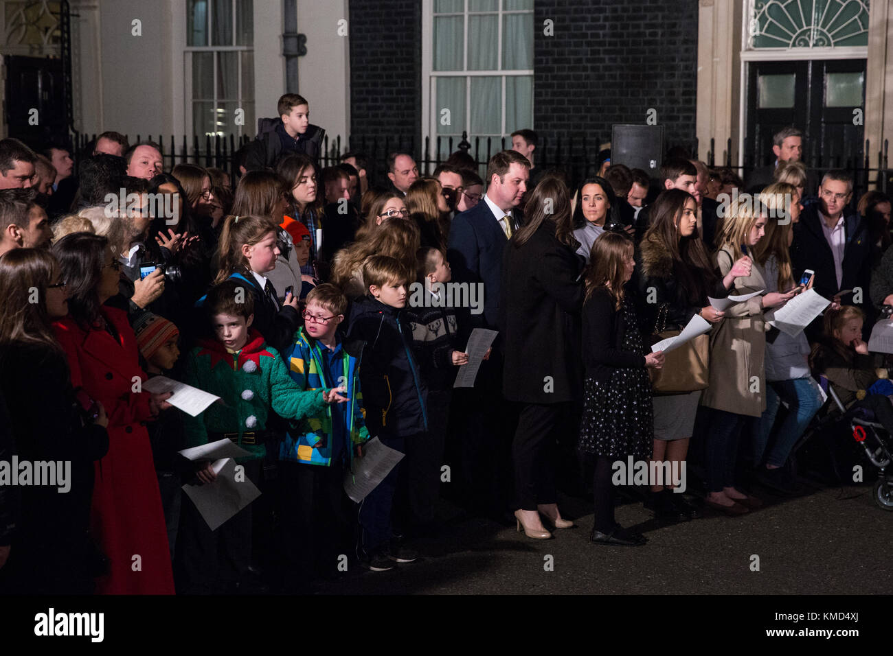 Londres, Royaume-Uni. 6e dec 2017 écoliers. et les parents attendent l'arrivée du premier ministre Theresa mai à la lumière de l'arbre de Noël de Downing Street. L'arbre a été donné par le pays de Galles, les arbres de Noël frais Gower, qui a gagné l'arbre de Noël Grower's Association producteur de l'année. Il est décoré avec des lumières et des babioles et surmonté d'une étoile et c'est la première fois qu'un arbre de Noël du Pays de Galles se trouve à l'extérieur au 10 Downing street. crédit : mark kerrison/Alamy live news Banque D'Images