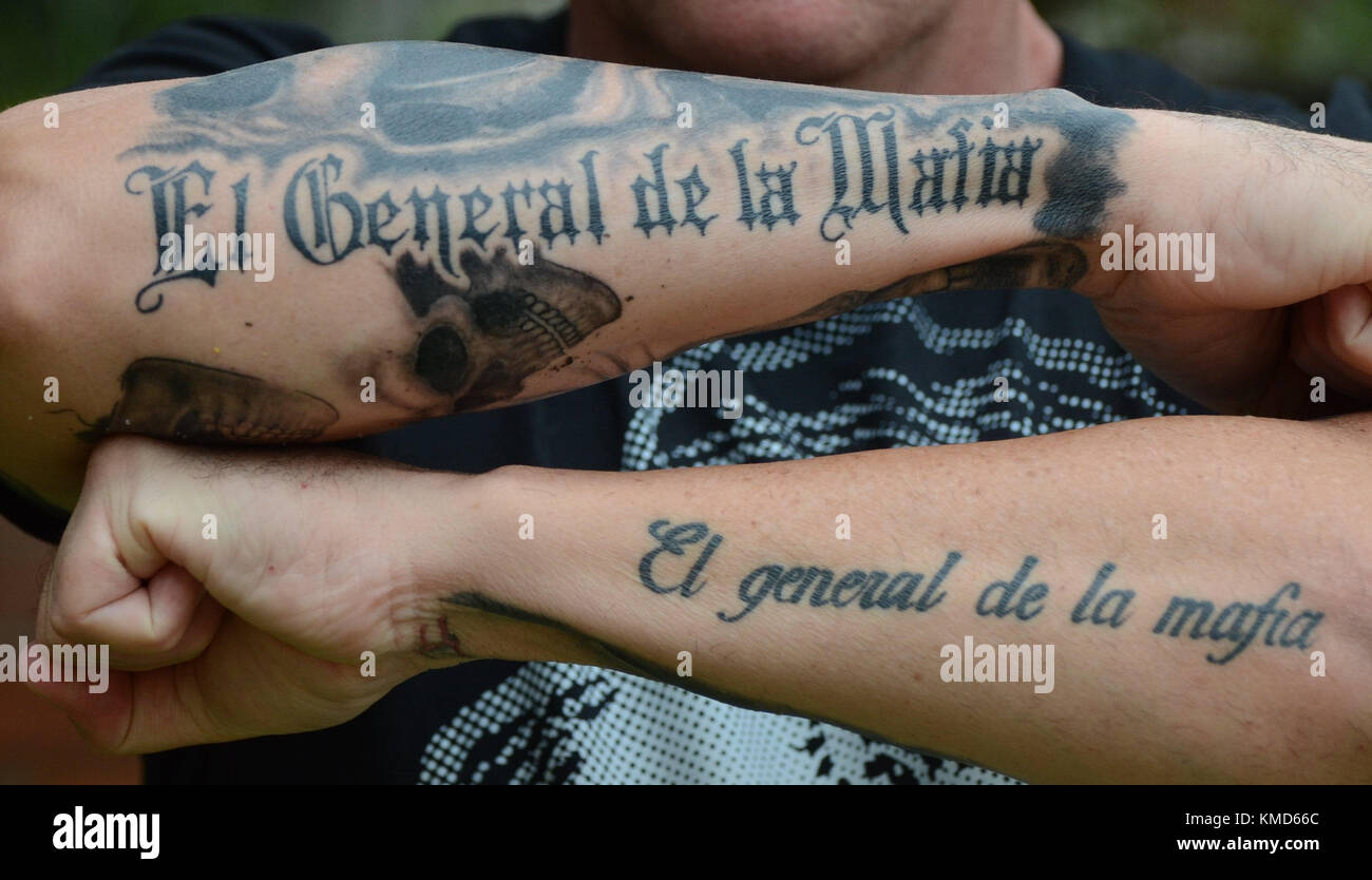 Tatouage De Popeye Sur L Avant Bras Medellin, Colombie. 07th Mar 2017. Jhon Jairo Velásquez, alias 'Popeye',  tueur de contrat d'erstwhile du seigneur colombien de la drogue Escobar,  montrant ses avant-bras, sur lequel un tatouage lisant 'El général de