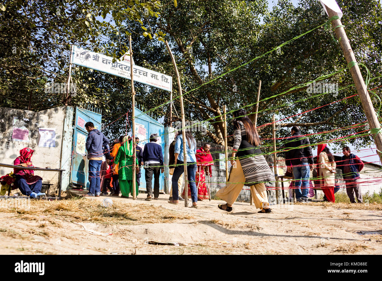 Hetauda, au Népal. 7 décembre 2017. public entrant dans un bureau de scrutin à hetauda, du Népal au cours de la première élection provinciale et parlementaire après la mise en œuvre de la nouvelle constitution du Népal en 2015. Banque D'Images