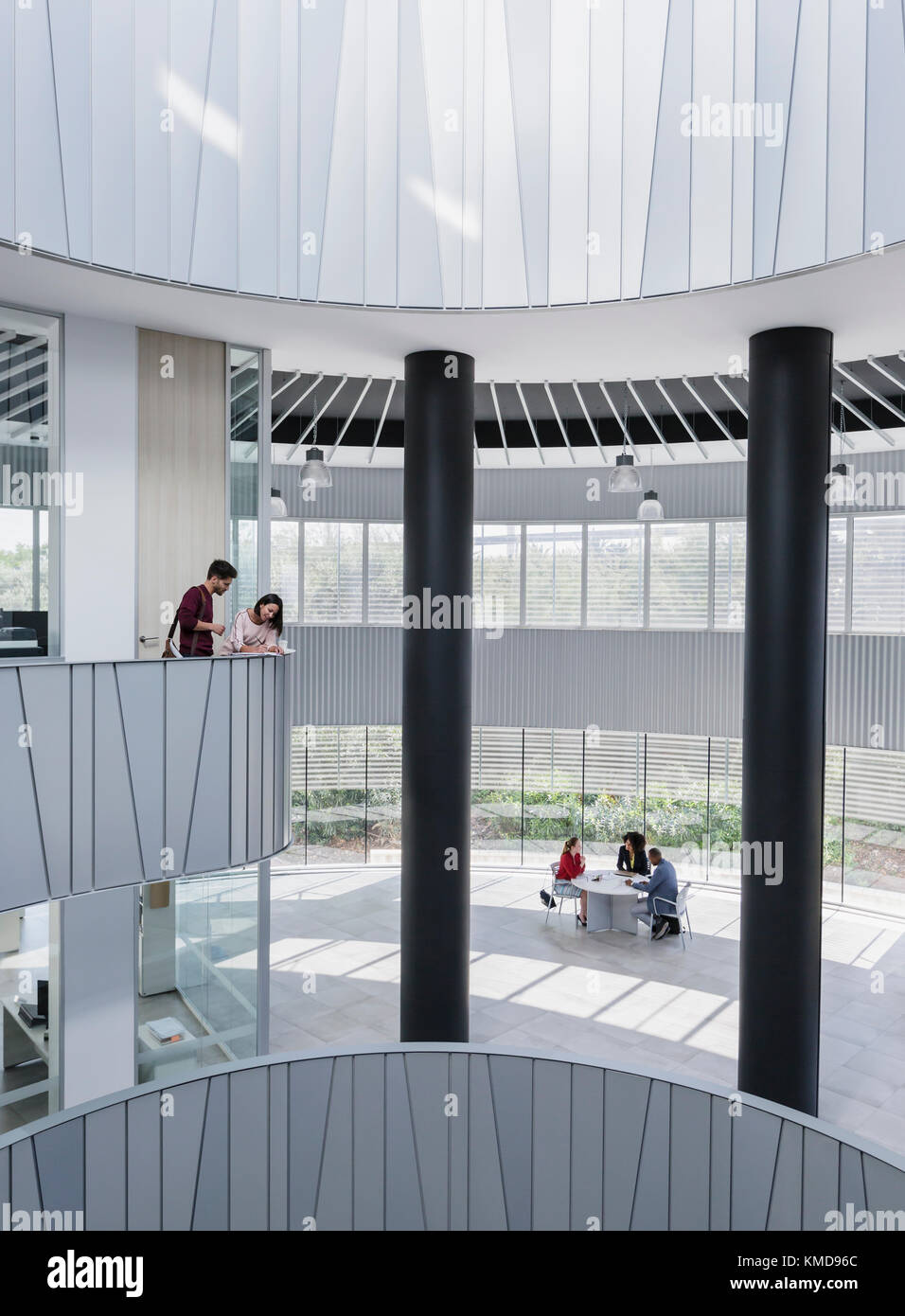 Réunions d'affaires sur le balcon de l'atrium de bureau moderne et architectural Banque D'Images