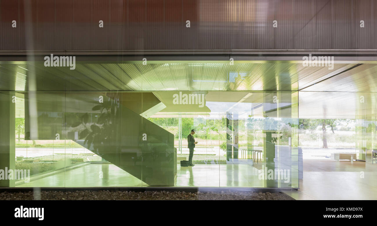 Homme d'affaires silhouette dans un hall de bureau moderne Banque D'Images