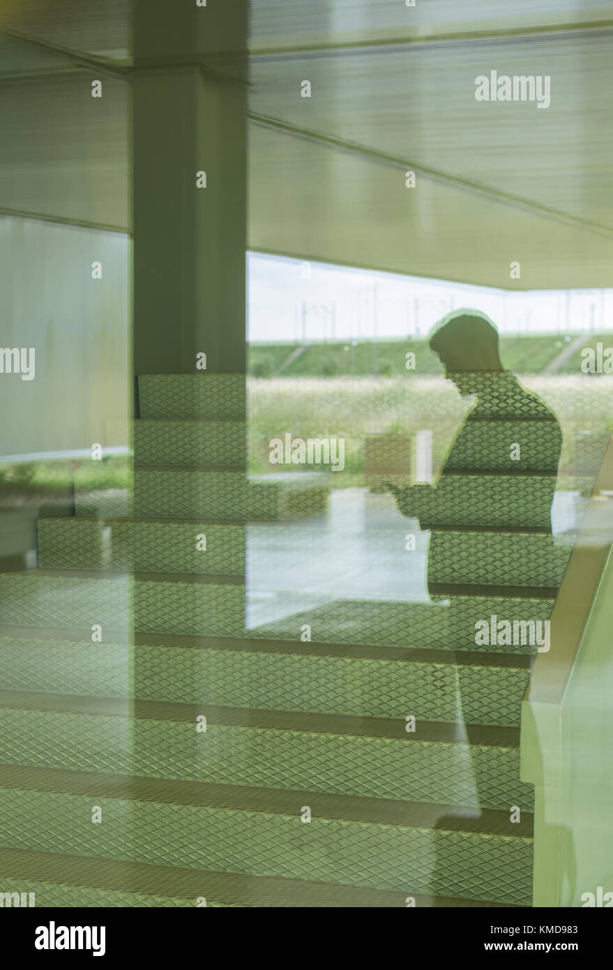 Texte Silhouette homme d'affaires avec smartphone au bureau Banque D'Images