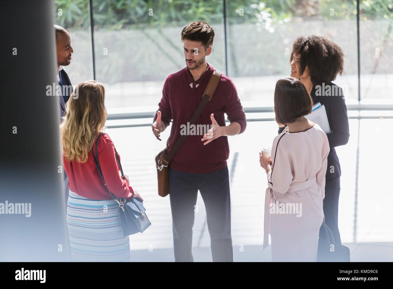 Business people talking in office Banque D'Images