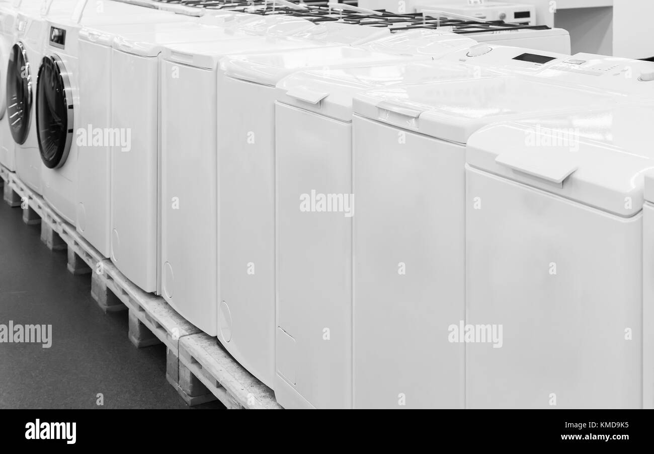 La quincaillerie est à vendre une machine à laver moderne de fabricants différents et avec différents type de lavage. Banque D'Images
