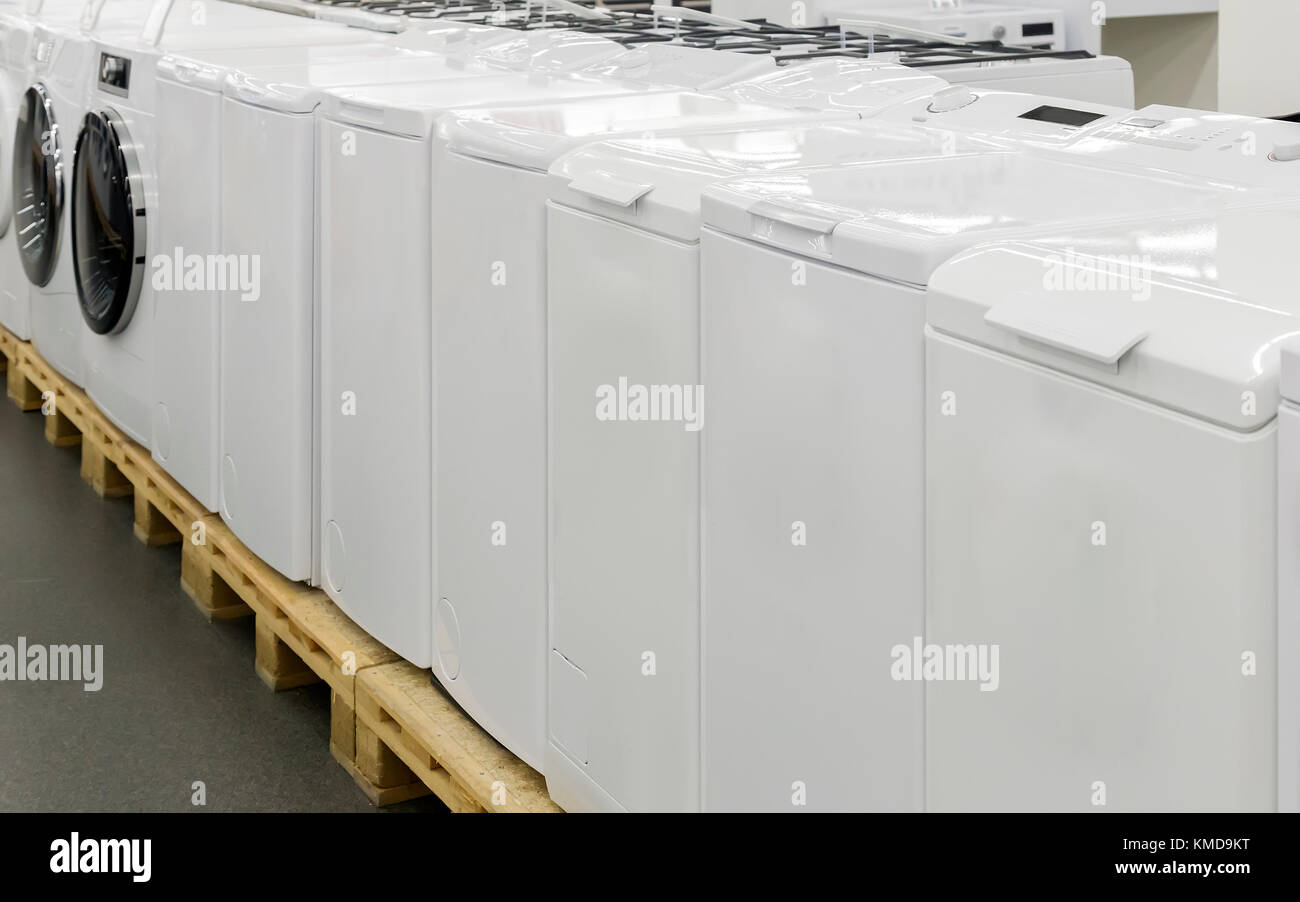 La quincaillerie est à vendre une machine à laver moderne de fabricants différents et avec différents type de lavage. Banque D'Images