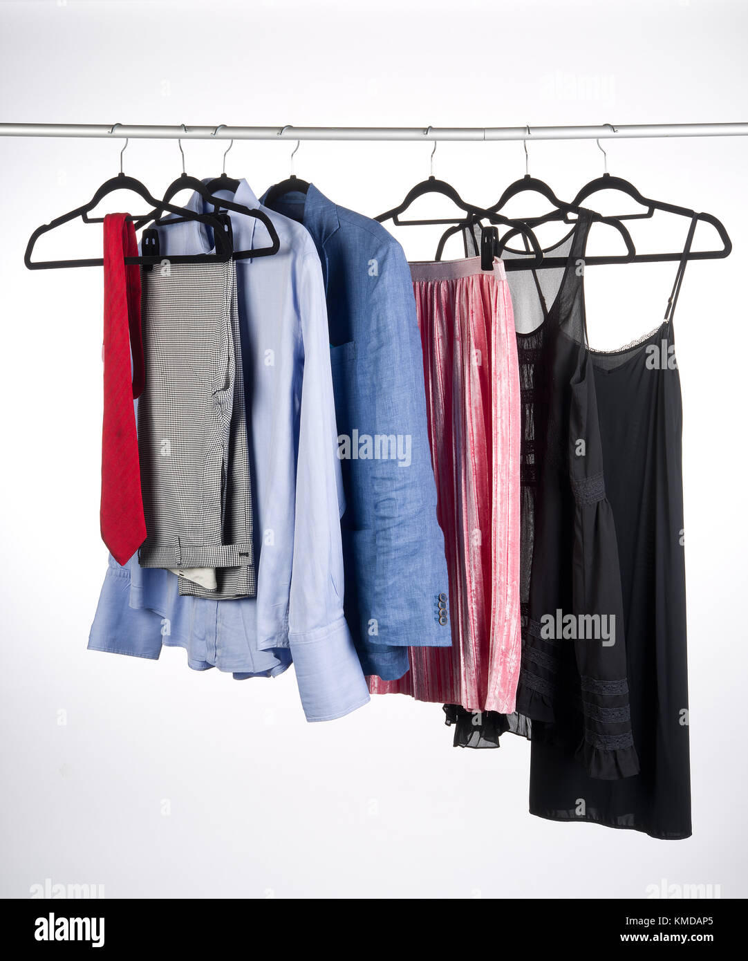 Les vêtements à des cintres, suspendu à une tringle Photo Stock - Alamy