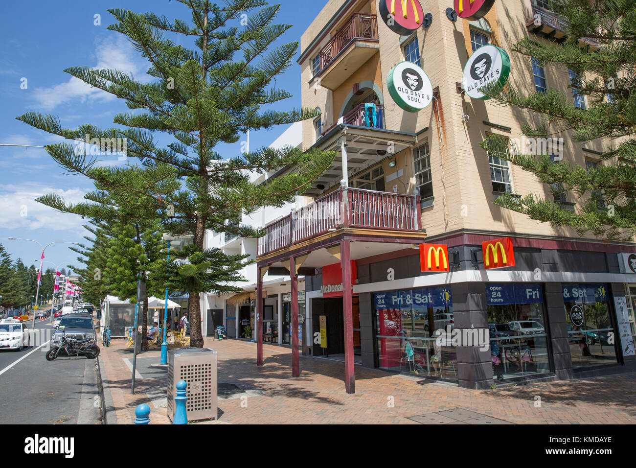 Coogee Beach avec mcdonalds store shop,Sydney, Australie Banque D'Images