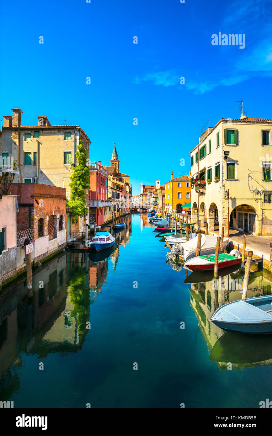 Dans la ville de Chioggia, lagune de Venise, de l'eau canal et l'église. Veneto, Italie, Europe Banque D'Images