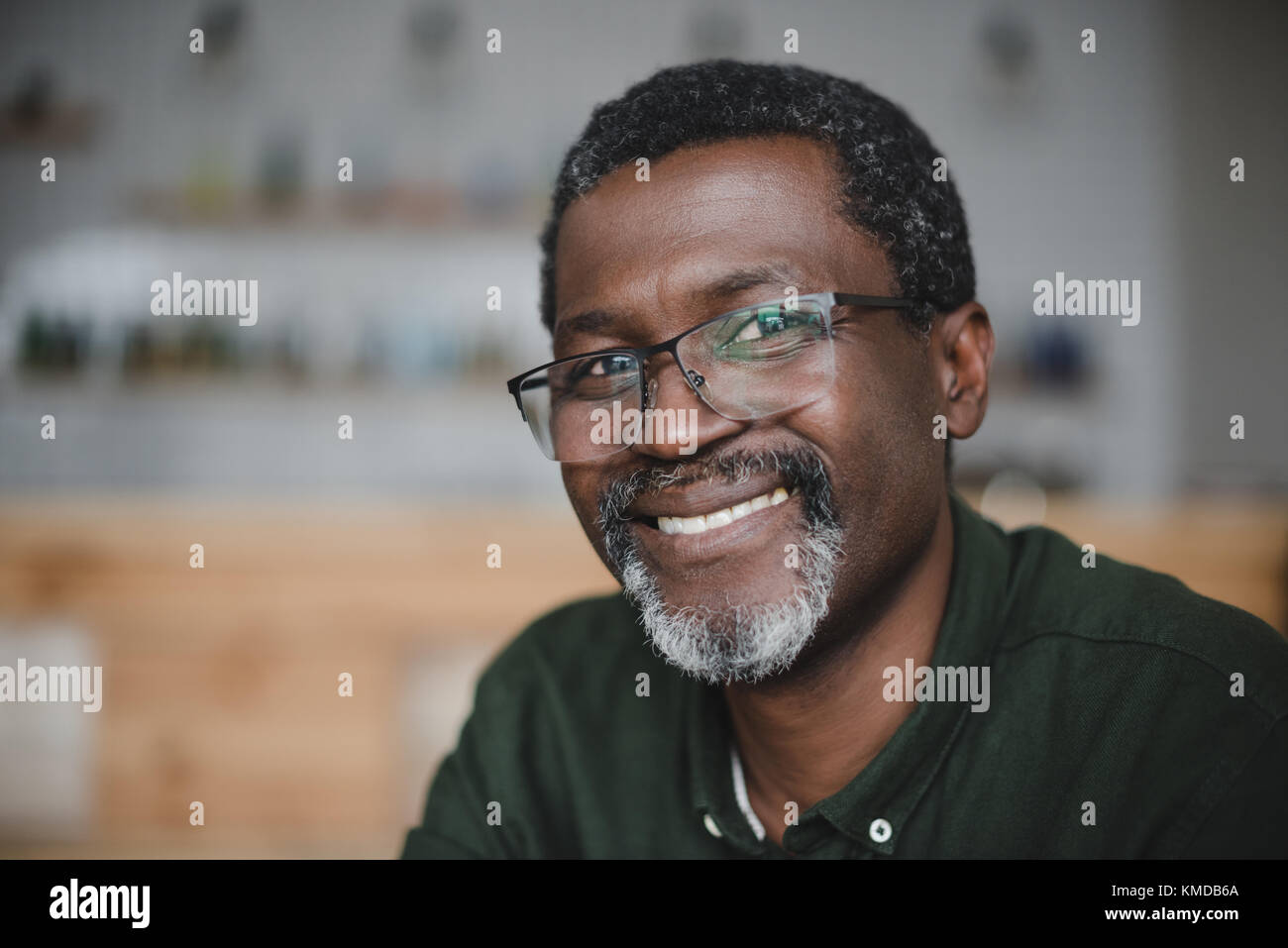 Young african american man in bar Banque D'Images Young african american man in bar Banque D'Images