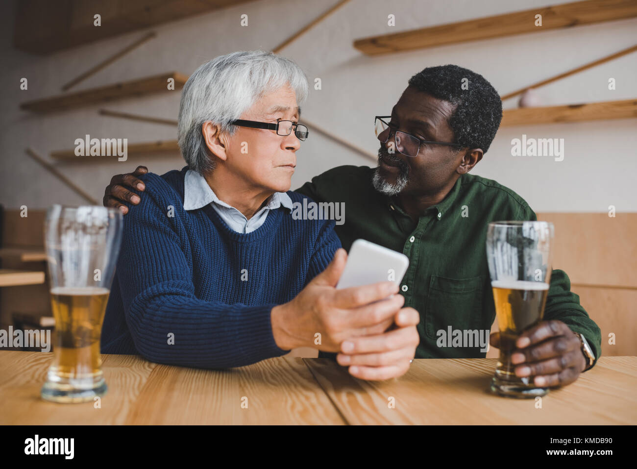 Senior friends drinking beer Banque D'Images