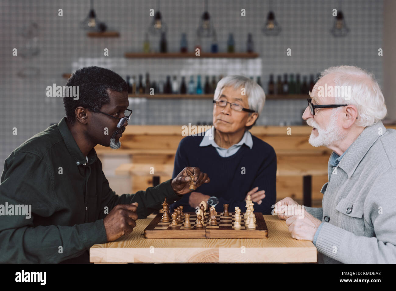 Senior friends playing chess Banque D'Images