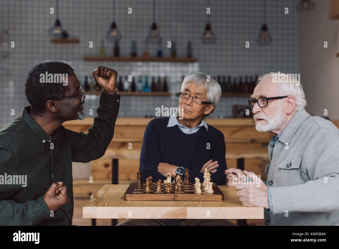 Senior friends playing chess Banque D'Images
