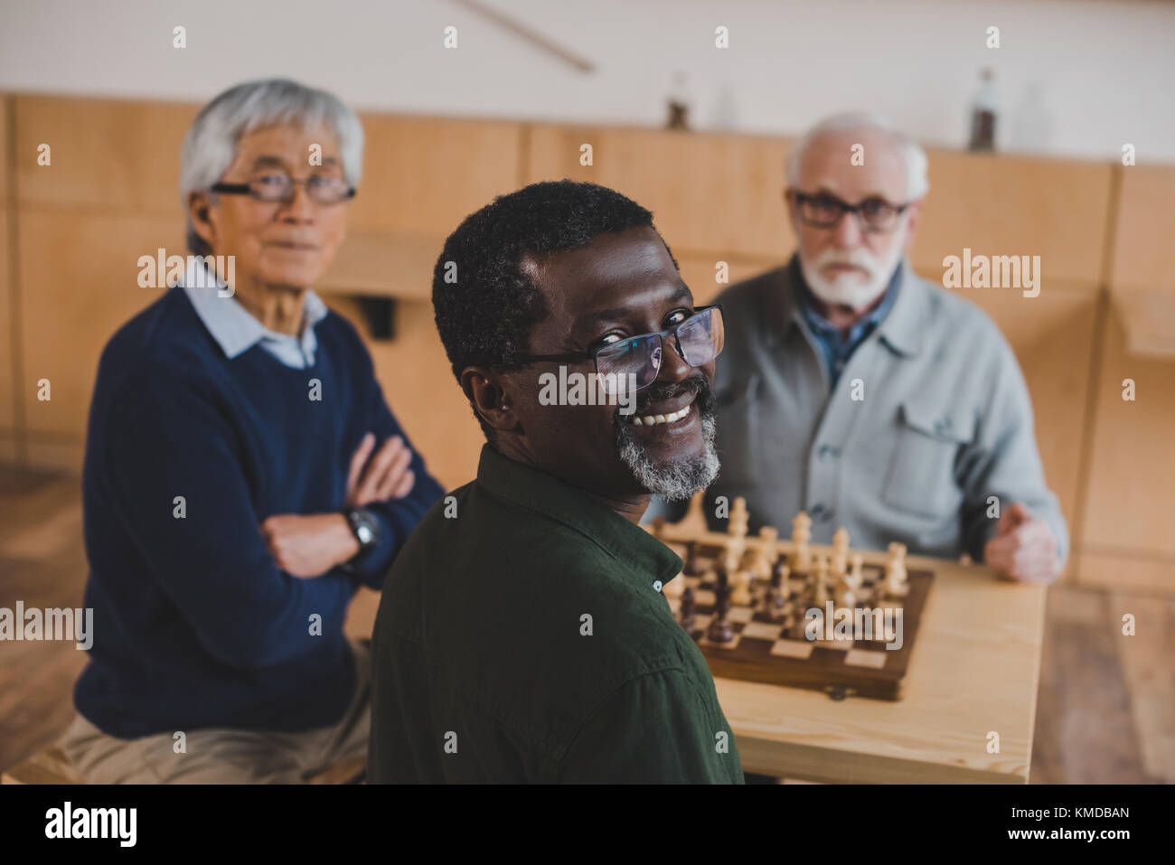 Senior friends playing chess Banque D'Images