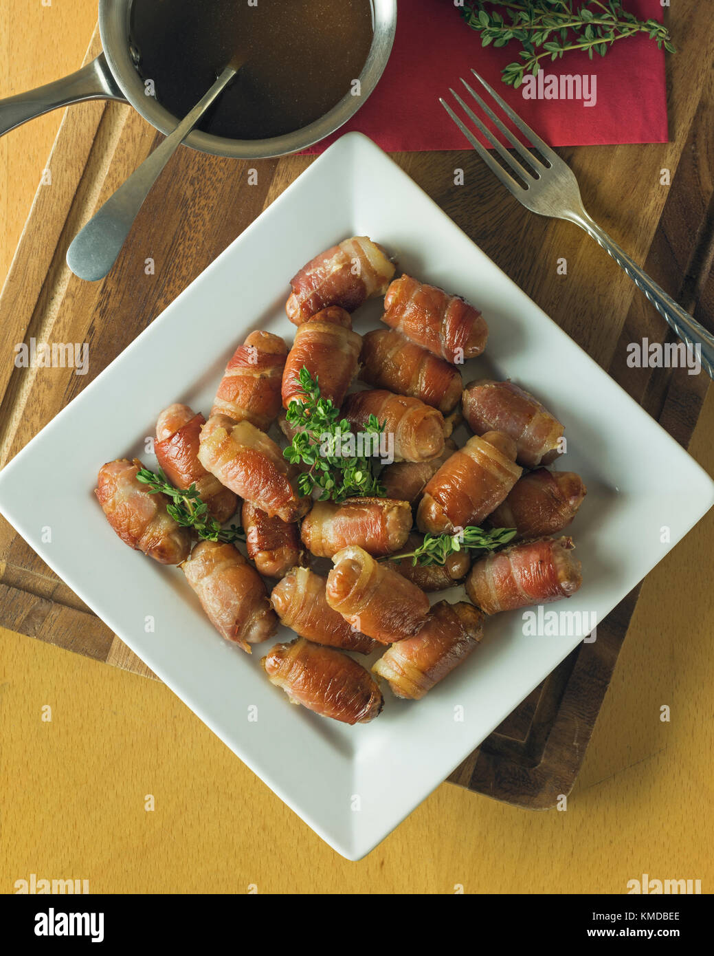 Les porcs dans des couvertures.Saucisses et bacon rouleaux. UK Food Banque D'Images