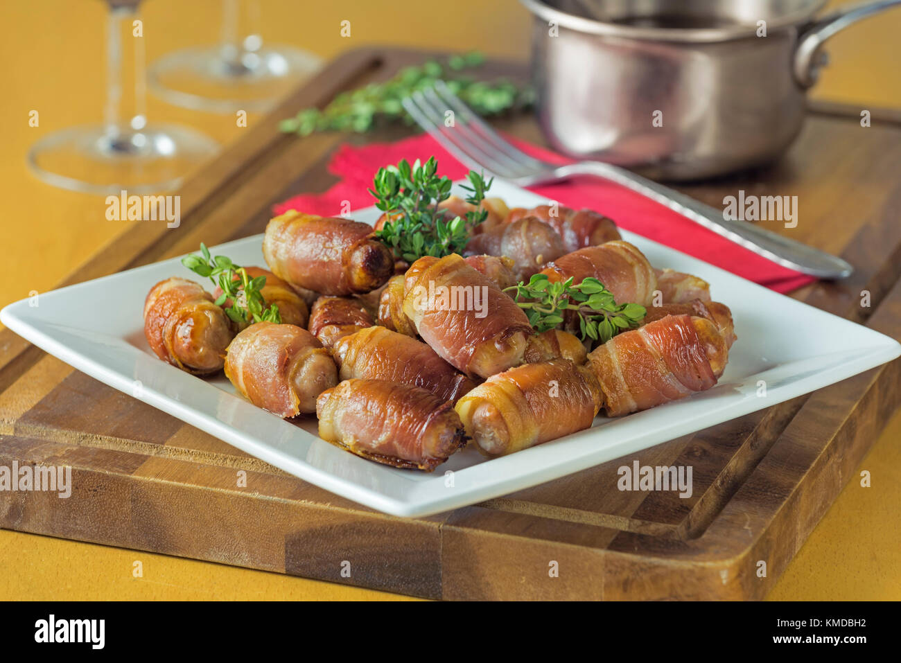 Les porcs dans des couvertures.Saucisses et bacon rouleaux. UK Food Banque D'Images