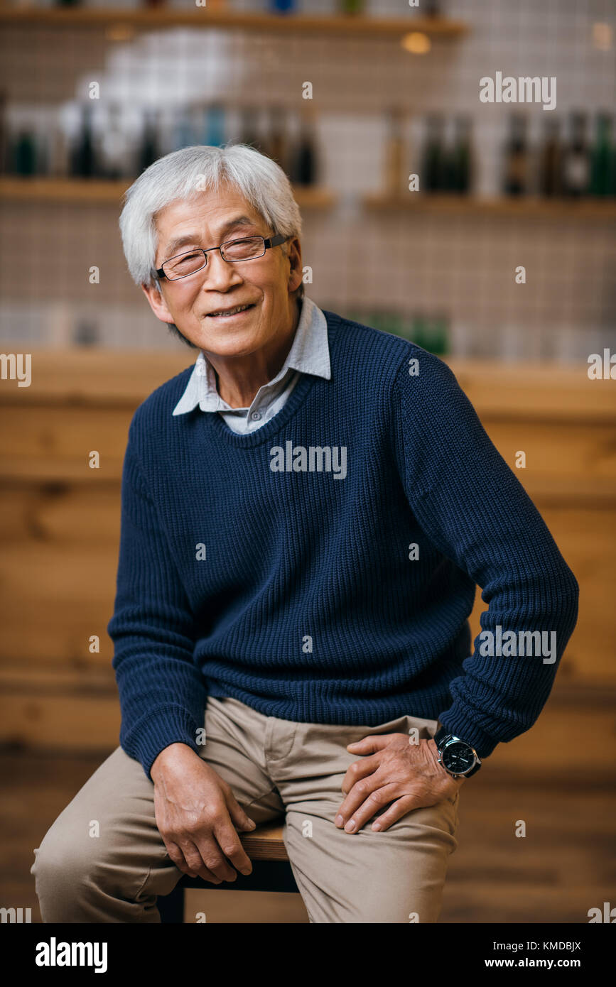 Senior asian man in bar Banque D'Images