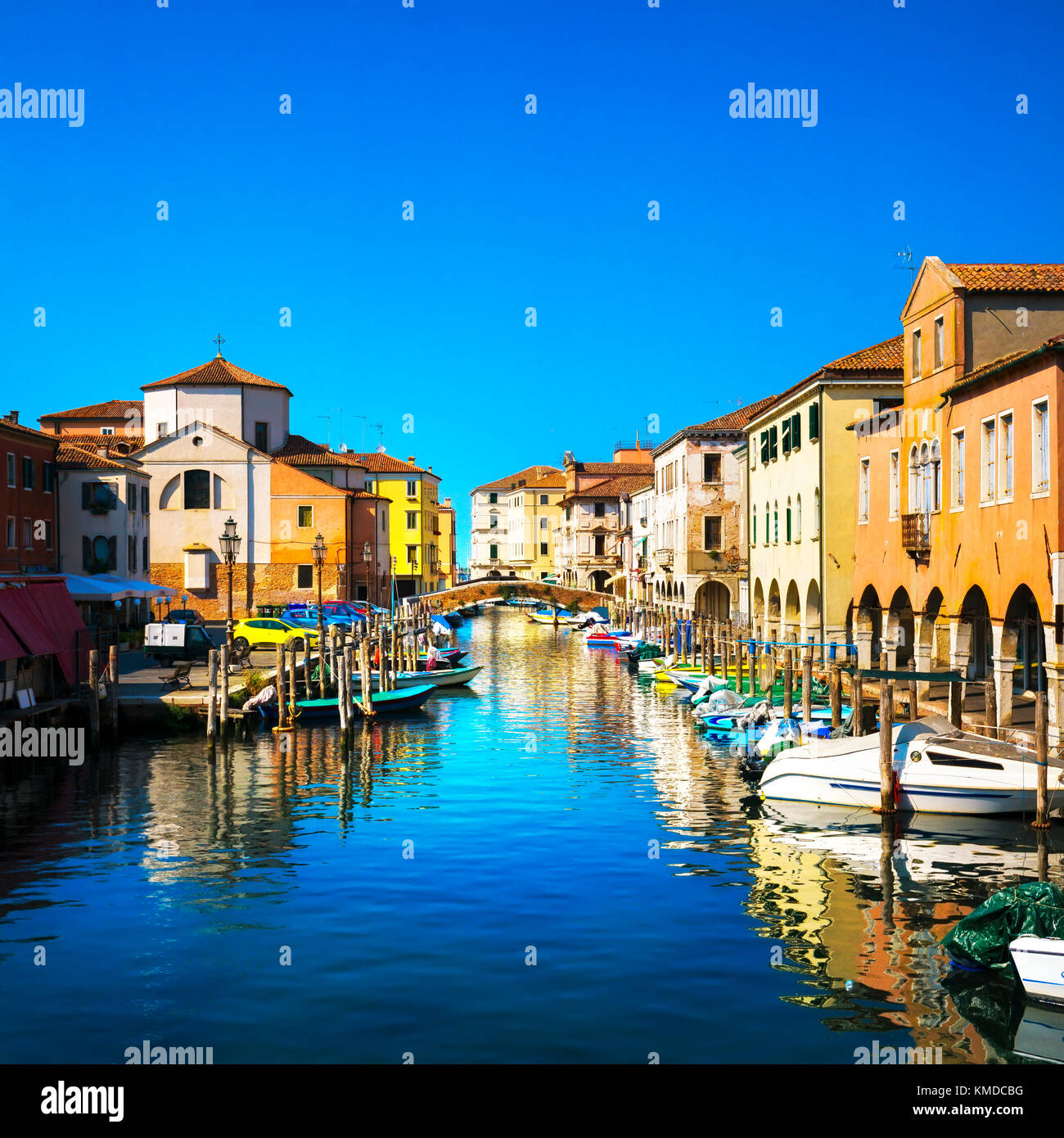Dans la ville de Chioggia, lagune de Venise, de l'eau canal et l'église. Veneto, Italie, Europe Banque D'Images