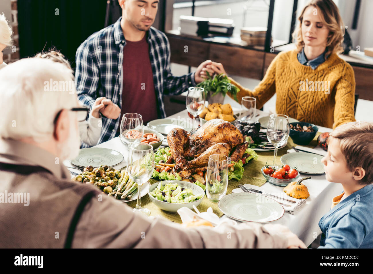 Family et priant sur l'action de grâces Banque D'Images