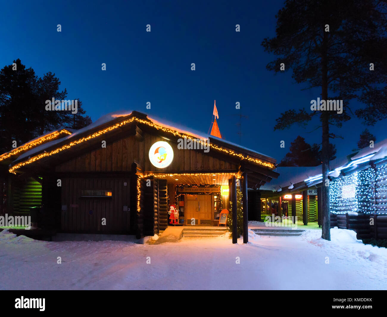 Rovaniemi, Finlande - mars 6, 2017 : le père Noël au village avec des arbres de Noël Le Père Noël en Laponie finlandaise, la Scandinavie, le cercle arctique en wint Banque D'Images