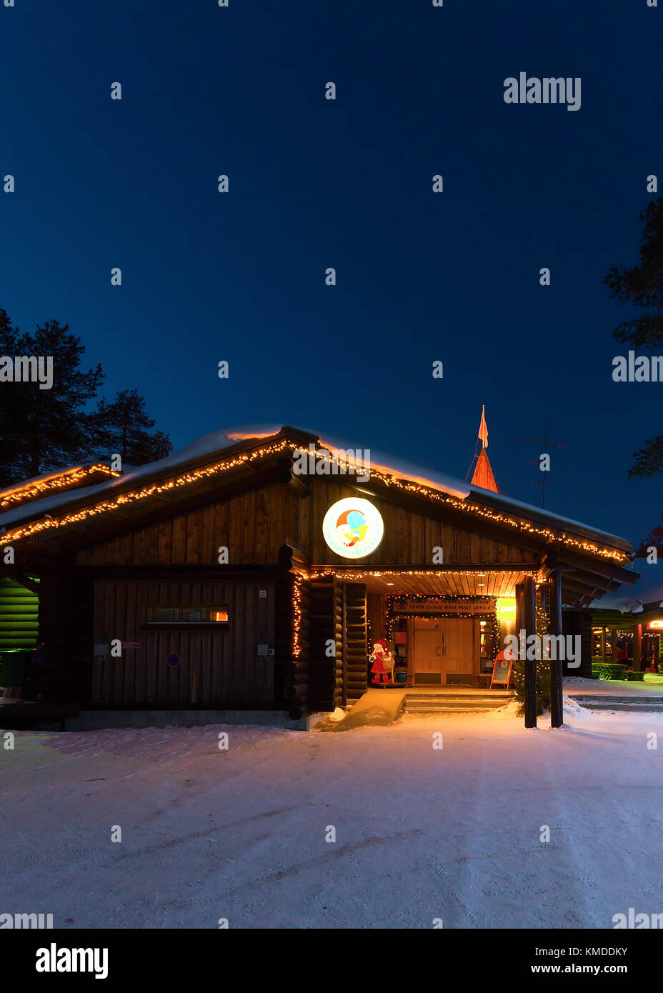 Rovaniemi, Finlande - mars 6, 2017 : le père noël bureau à santa village avec des arbres de Noël en Laponie finlandaise, la Scandinavie, le cercle arctique en wint Banque D'Images
