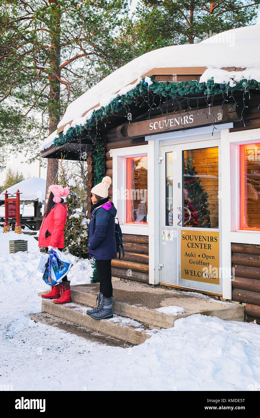 Rovaniemi, Finlande - le 5 mars 2017 : les touristes au magasin de souvenirs dans le village du père noël, Laponie, Finlande, le cercle arctique en hiver. Banque D'Images