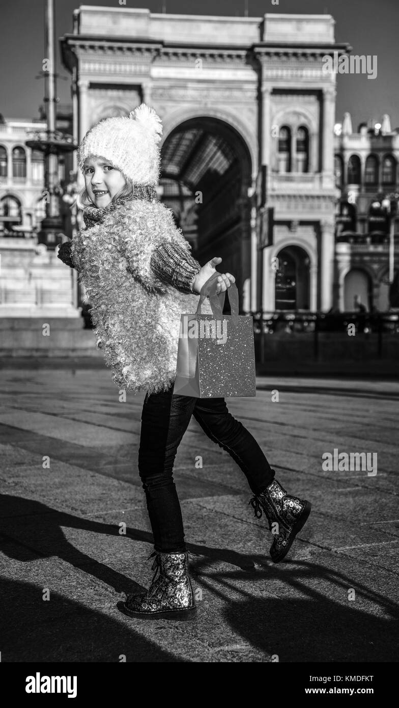 Redécouvrir les choses tout le monde aime à Milan. Portrait of happy elegant girl with red sac shopping en Milan, Italie s'amusant temps Banque D'Images