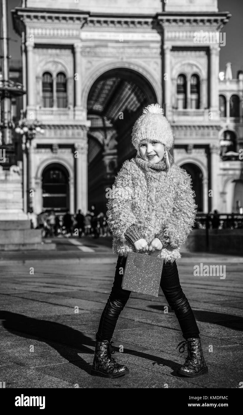 Redécouvrir les choses tout le monde aime à Milan. Portrait de jeune fille élégante rouge avec panier à Piazza del Duomo à Milan, Italie l'article Banque D'Images