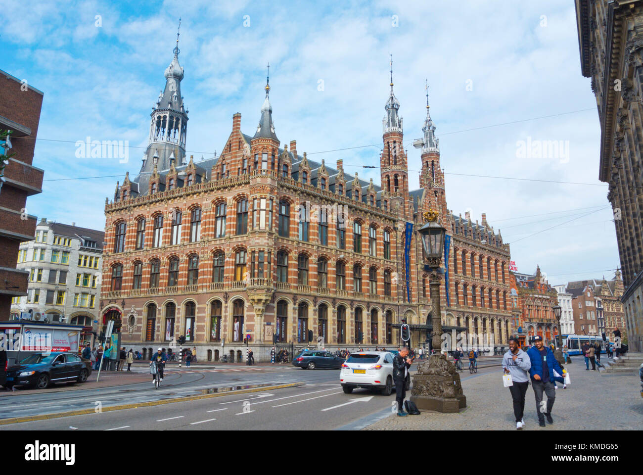 Nieuwezijds Voorburgwal, avec Magna Plaza, Amsterdam, Pays-Bas Banque D'Images