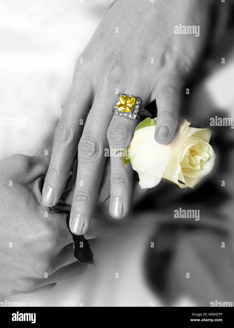 Mariée montrant outre de grand anneau de mariage en noir et blanc. Banque D'Images