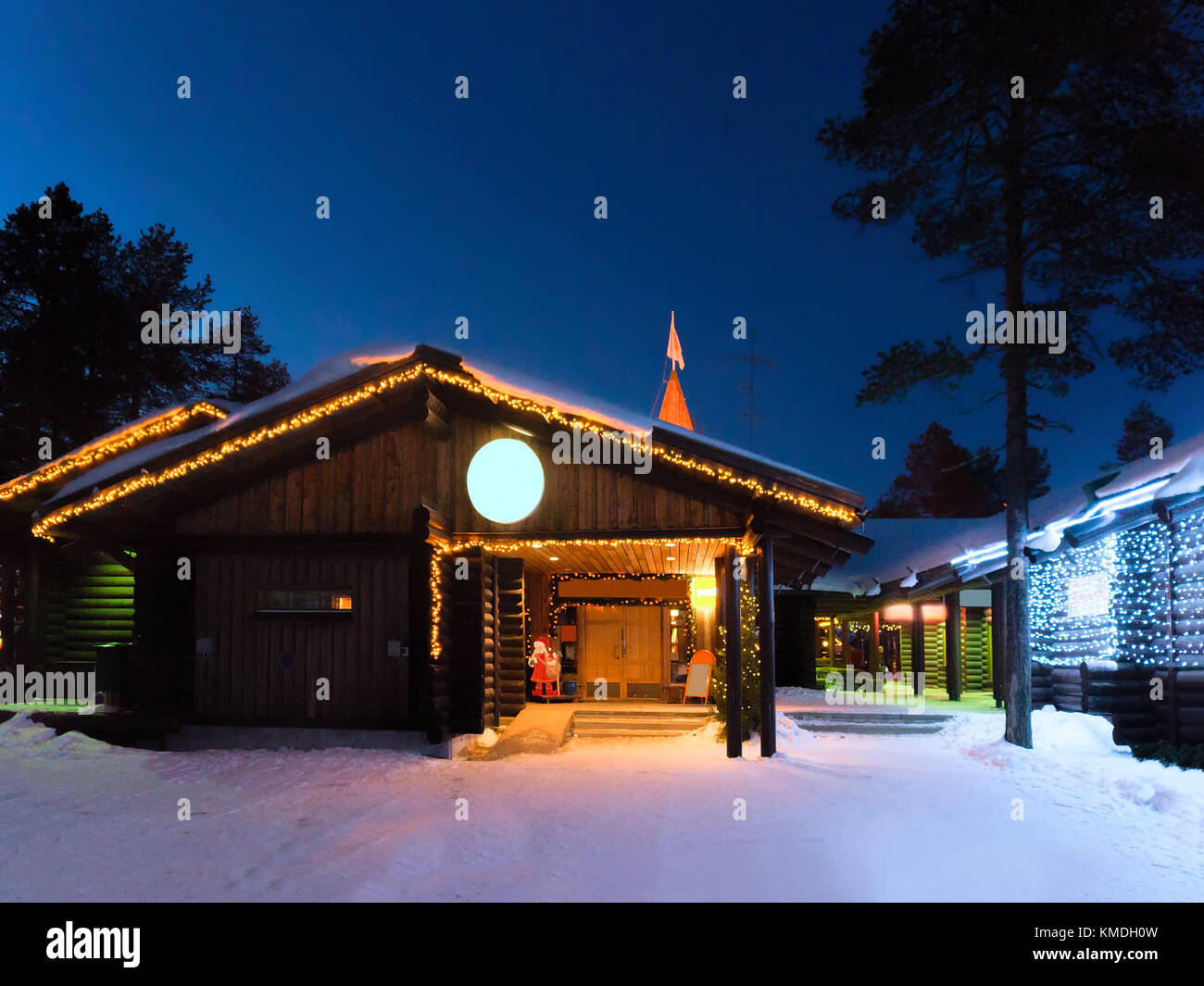 Au bureau du père noël santa village avec des arbres de Noël en Laponie finlandaise, la Scandinavie, le cercle arctique en hiver. la nuit Banque D'Images