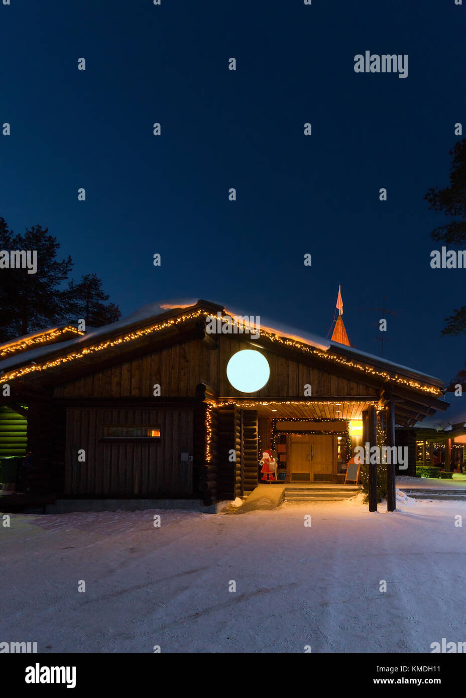 Bureau du père Noël à santa village avec des arbres de Noël en Laponie finlandaise, la Scandinavie, le cercle arctique en hiver. la nuit Banque D'Images
