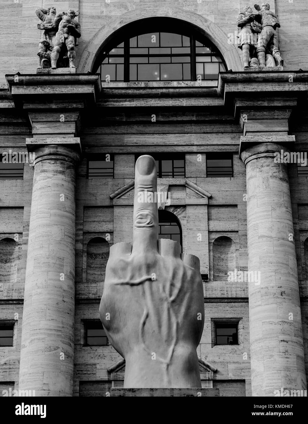 Le doigt du milieu, Maurizio Cattelan, Milan Banque D'Images