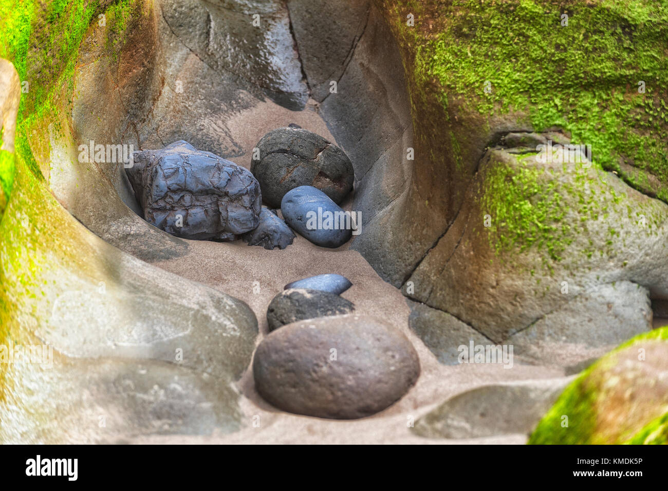 Des rochers sont tombés dans un canal de sable peu profond creusé par la marée à cape kiwanda beach à pacific city, Oregon Banque D'Images