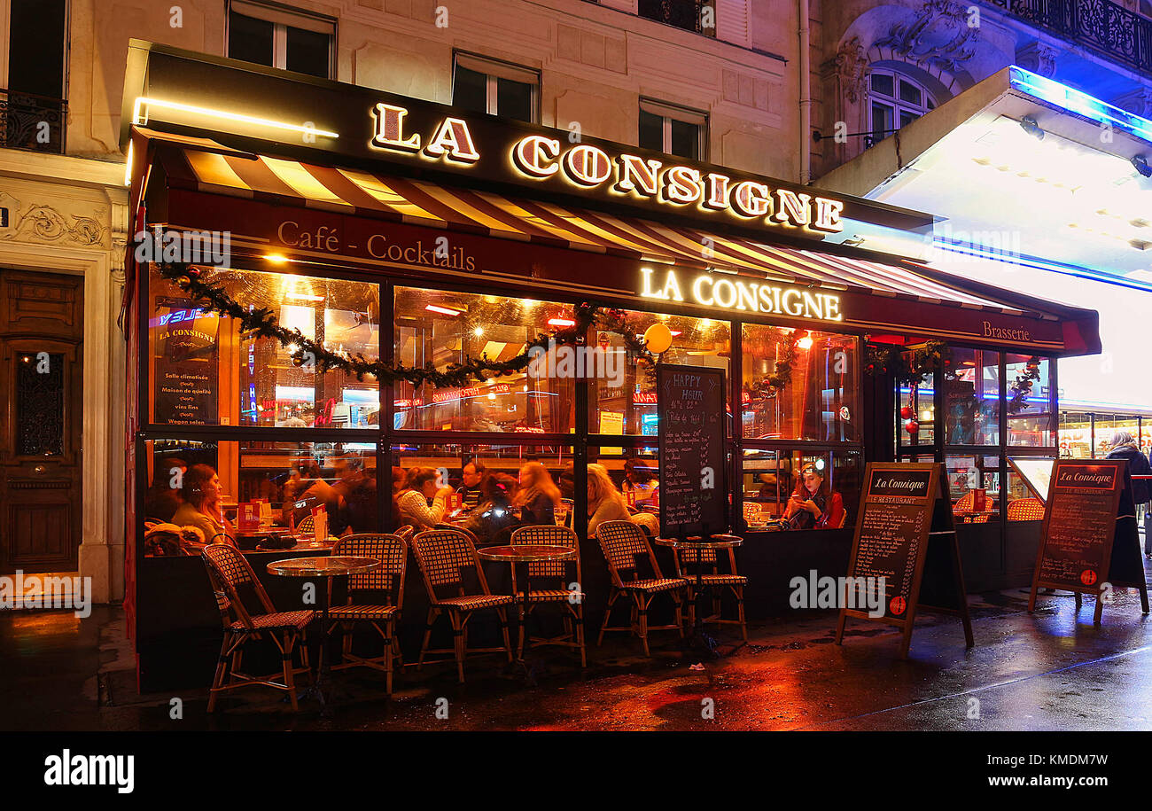 Le café typiquement parisien la Consigne décoré pour Noël au coeur de
