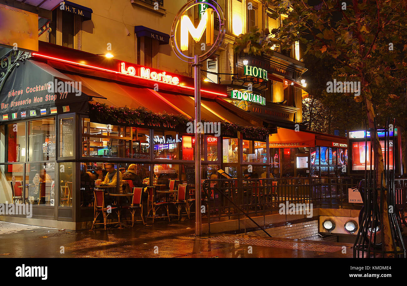 Le café typiquement parisien la Marine décoré pour Noël au coeur de