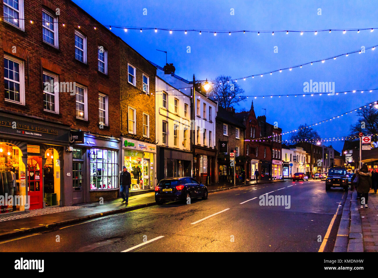 Orange et bleu nuit scène urbaine à Highgate Village sur un dimanche de décembre, Londres, UK Banque D'Images