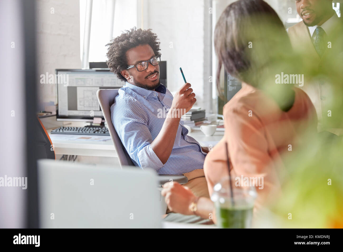 Businessman and businesswoman talking in office Banque D'Images