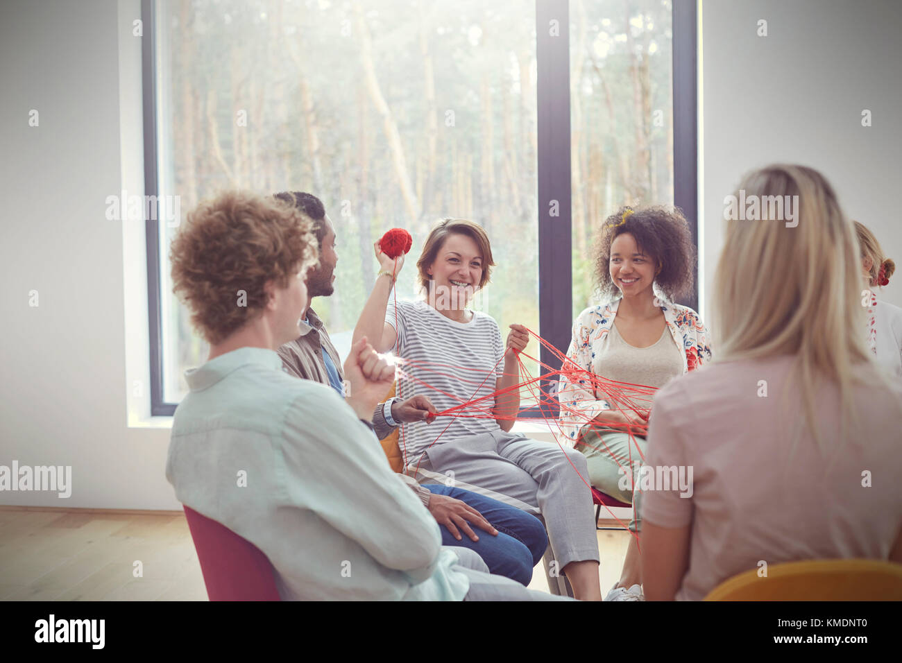 Séance de thérapie de groupe faisant un exercice de construction d'équipe avec des fils Banque D'Images