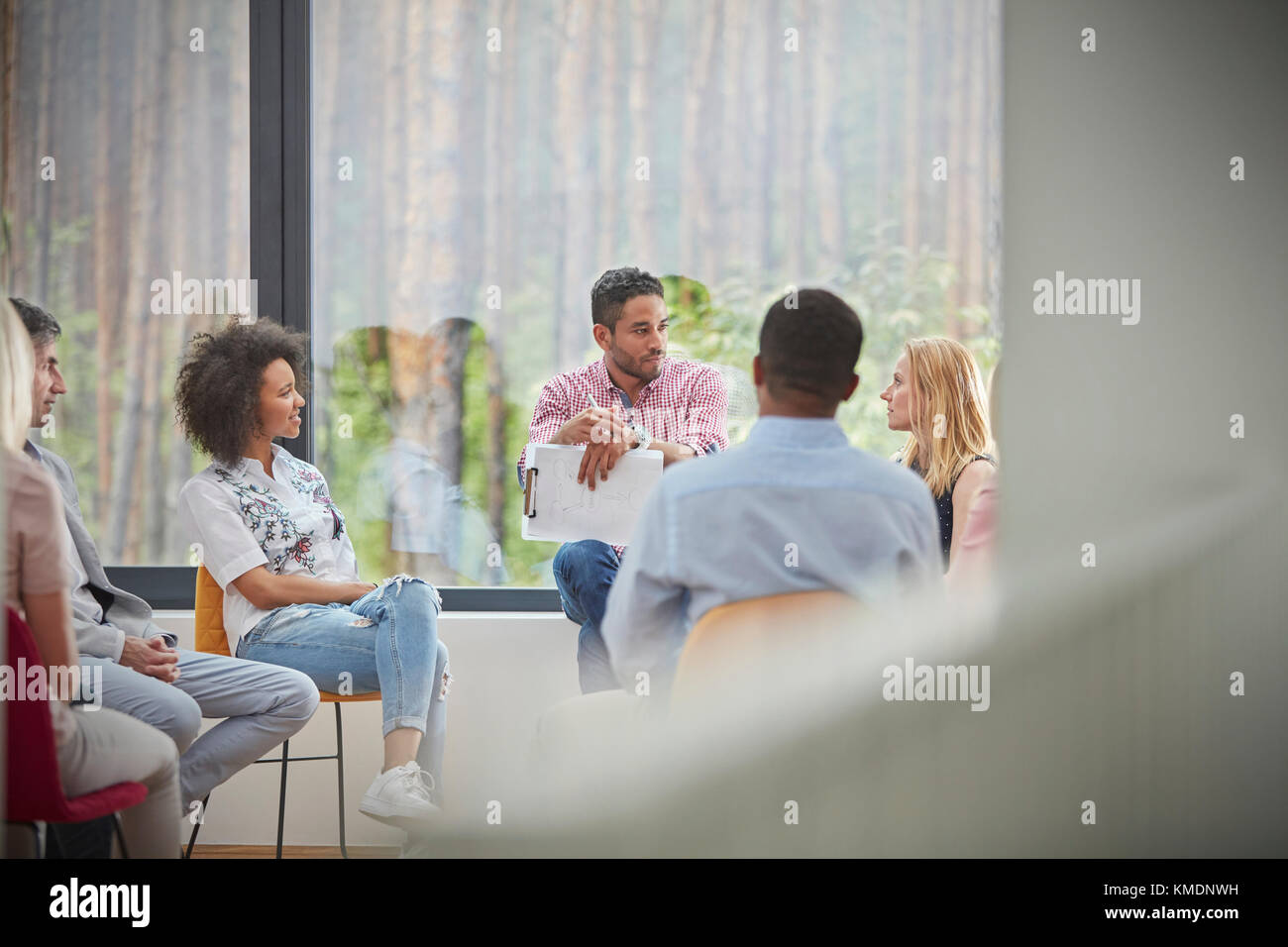 Personnes parlant en séance de thérapie de groupe Banque D'Images
