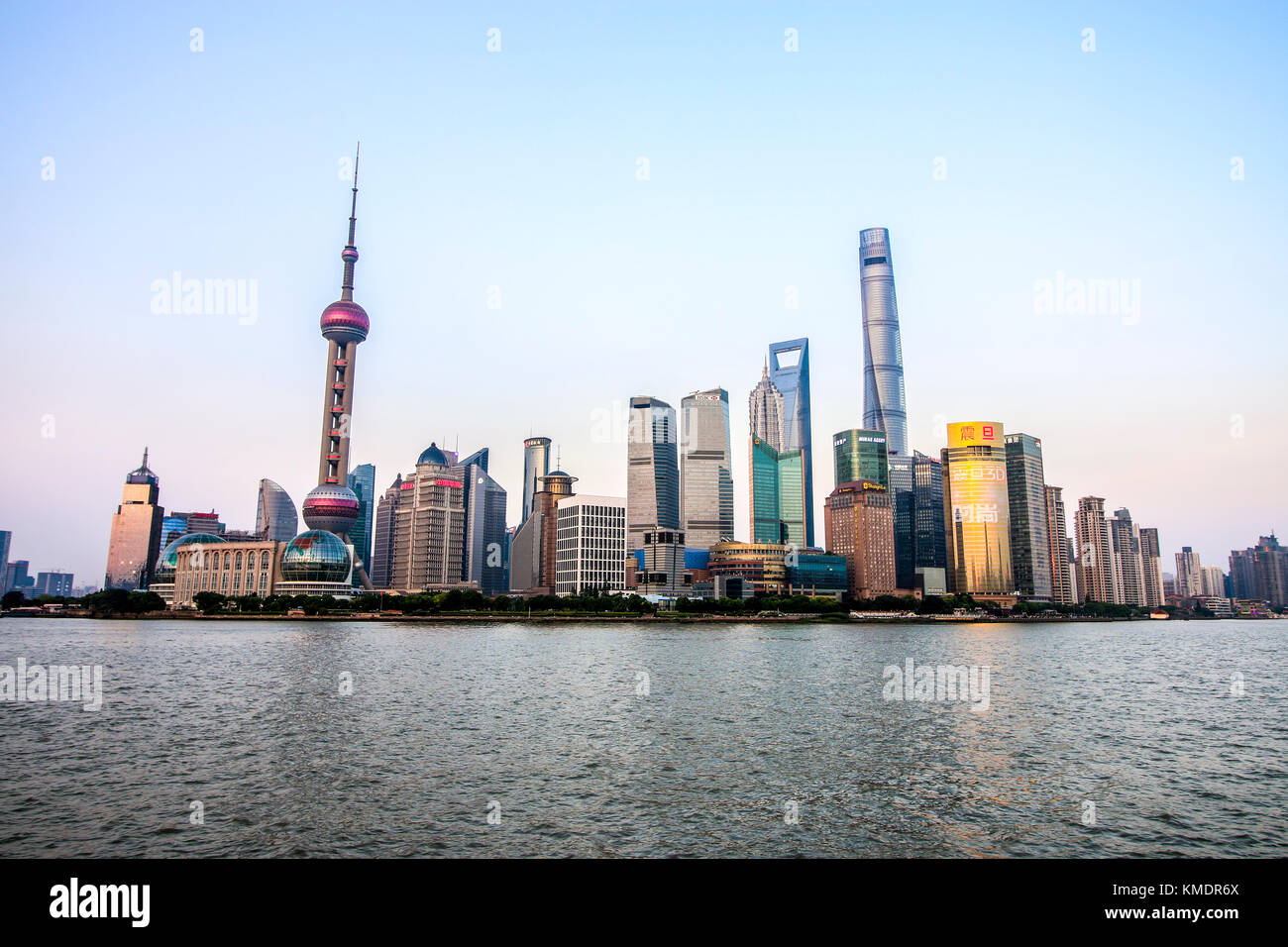 Shanghai est la plus grande ville de Chine, dans cette photo, je saisis le Bund, la rivière Huangpu, Oriental Pearl Tower et la belle ville lumières Banque D'Images