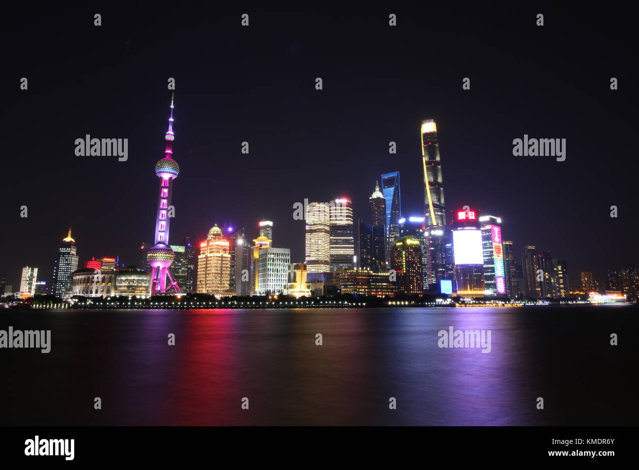 Shanghai est la plus grande ville de Chine, dans cette photo, je saisis le Bund, la rivière Huangpu, Oriental Pearl tower et la belle ville lumières Banque D'Images
