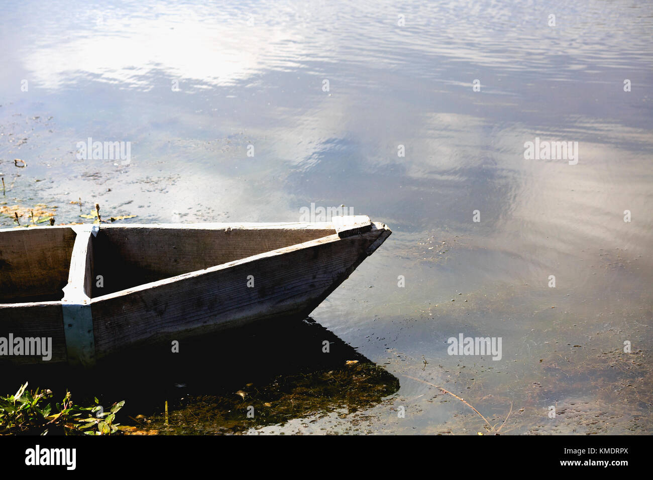 Un canot amarré sur le lac bleu Banque D'Images