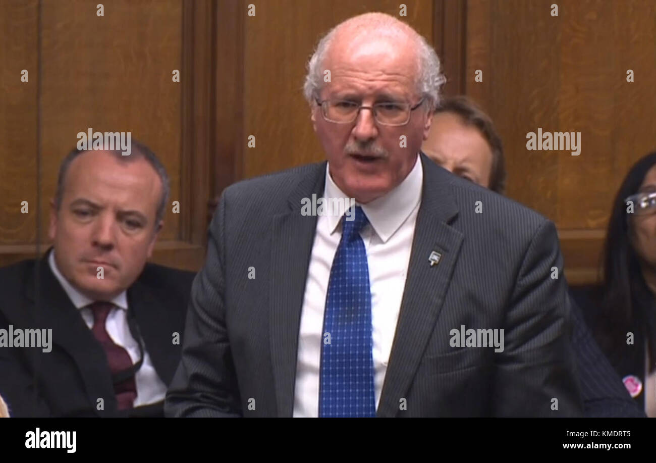 DUP's Jim Shannon parle lors de questions au premier ministre à la Chambre des communes, Londres. Banque D'Images