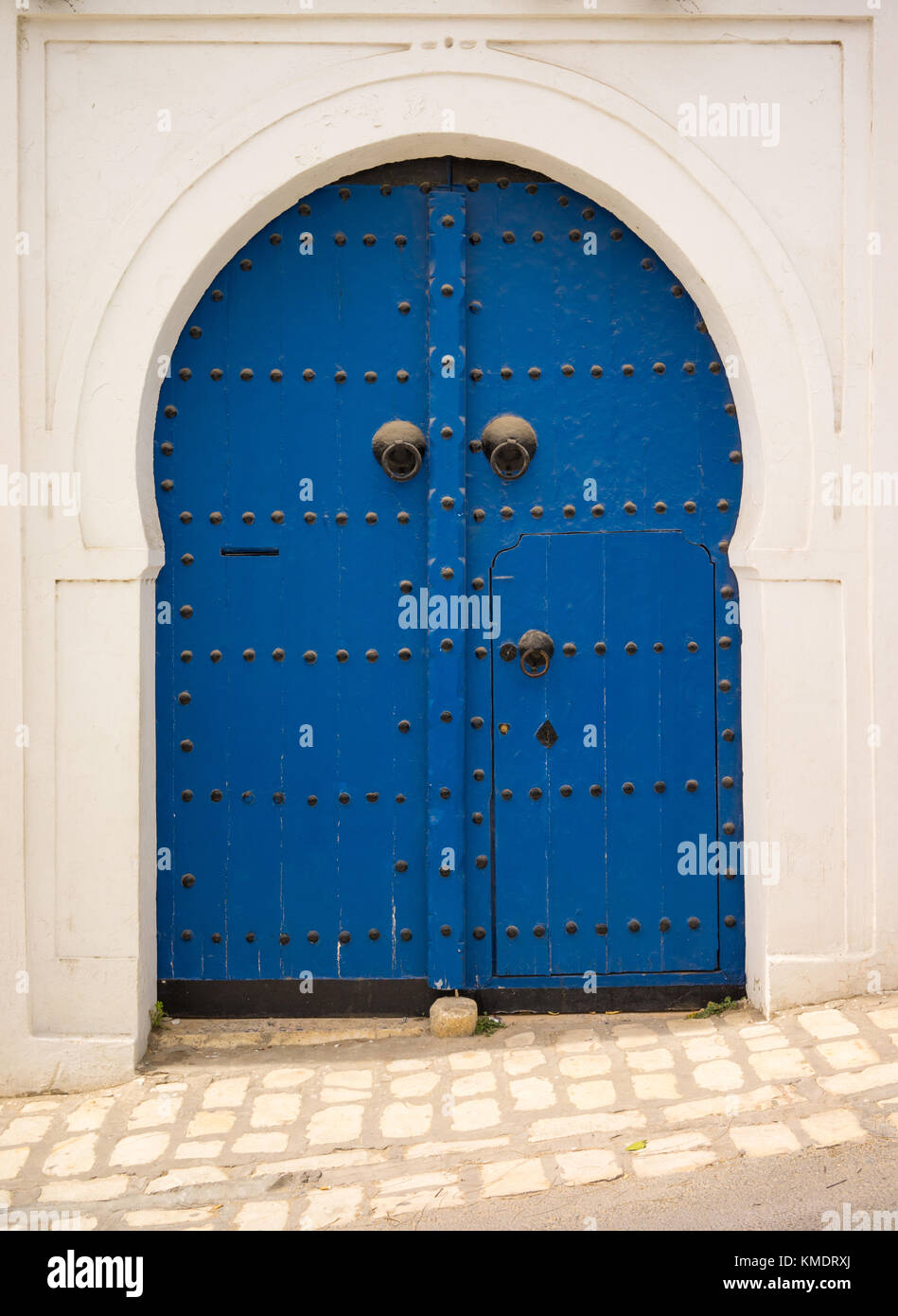 Porte bleue dans le style andalou de Sidi Bou Said en tunisie Banque D'Images