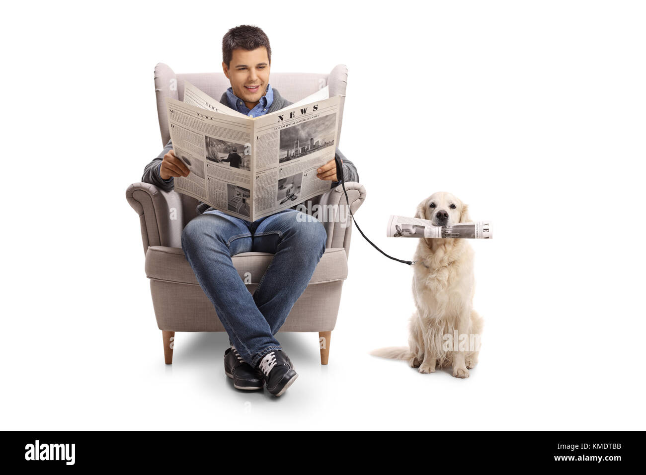 Jeune homme assis dans un fauteuil lisant un journal et un labrador retriever avec un journal isolé sur fond blanc Banque D'Images