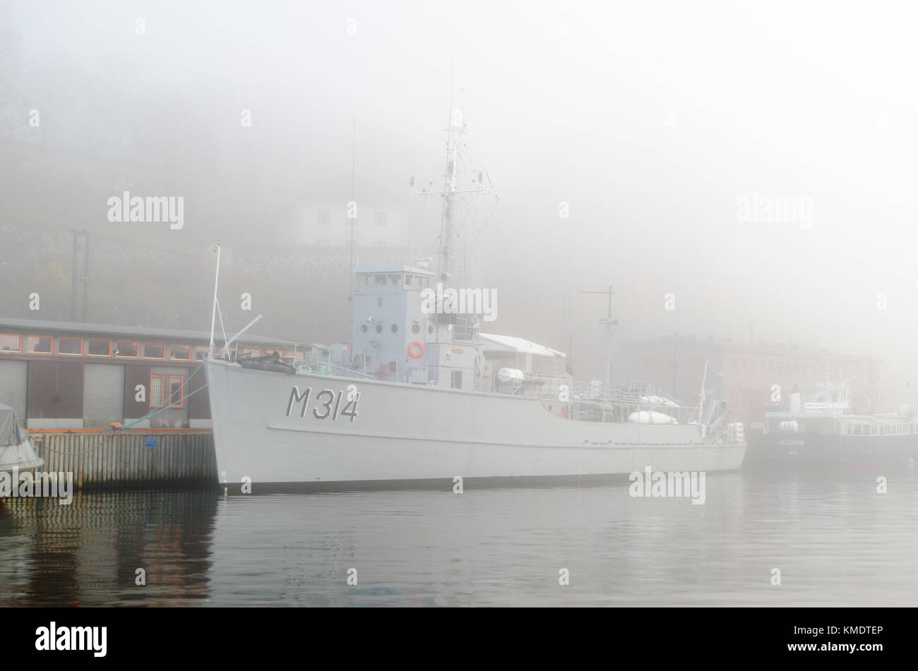 L'ex-retraité ancien dragueur de mines de la marine dans un épais brouillard amarre en Pipervika Bay Harbour à Oslo. La fin de l'automne ou au début de l'hiver, Oslo, Norvège. Banque D'Images