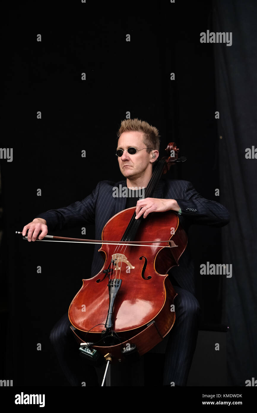 Le groupe de violoncelle finlandais Apocalyptica donne un concert au festival de musique suisse Greenfield Festival 2017 à Interlaken. Ici, le violoncelliste et musicien Antero Manninen est vu en direct sur scène. Suisse, 09/06 2017. Banque D'Images